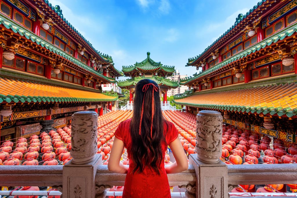Pontos Turísticos da China - Foto de uma chinesa olhando para um palácio