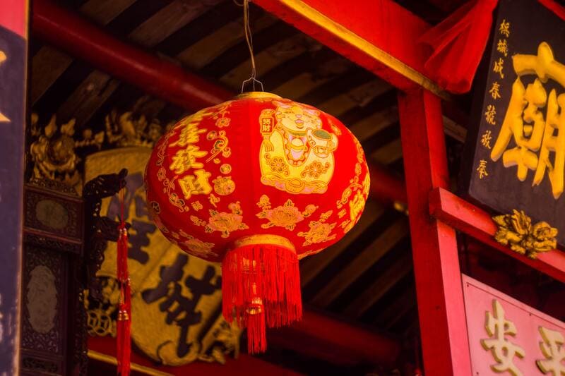 Cores em Chinês: Balão Vermelho com letras chinesas em amarelo